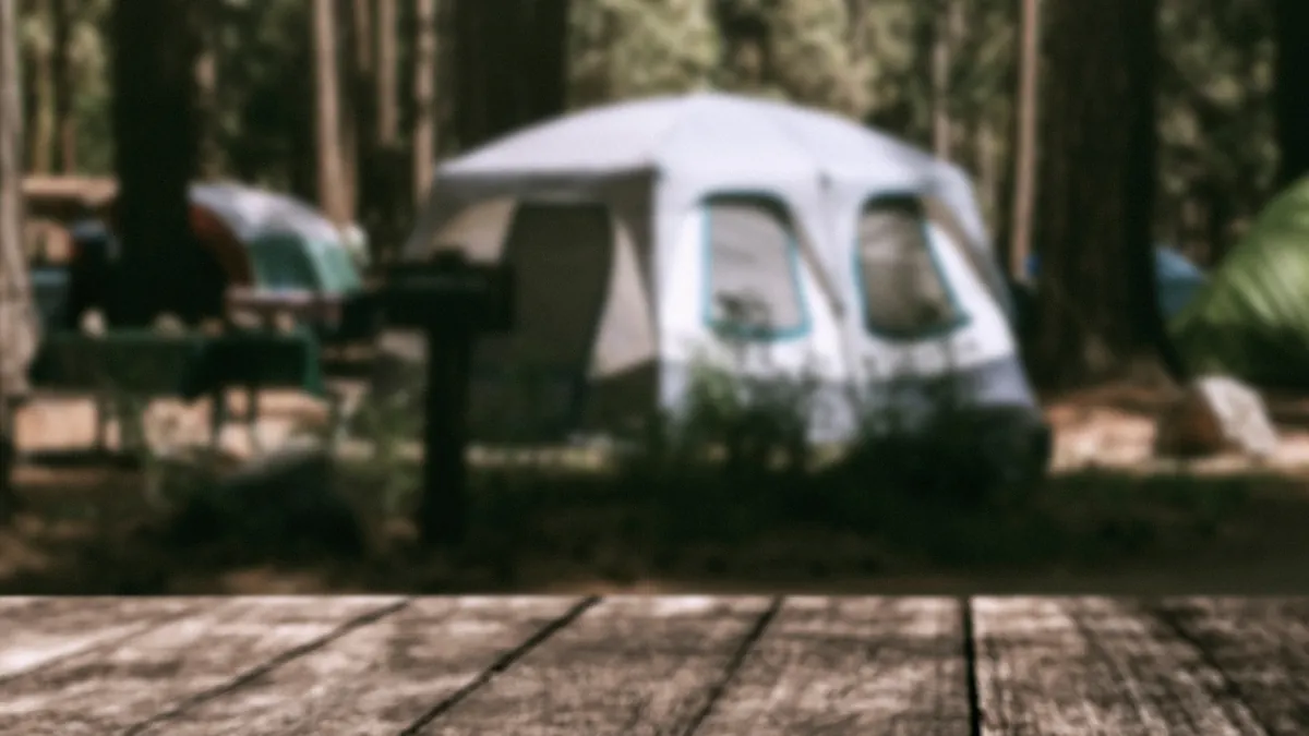 Travel product backdrop, camping tent - analisi predittiva