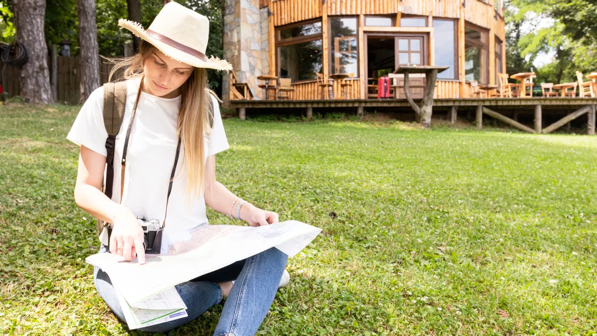 Traveller on grass in looking at map - analisi predittiva