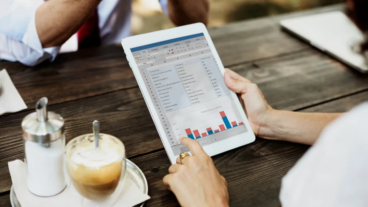 Tablet moderno che mostra un'interfaccia software per la gestione digitale delle attività di housekeeping, con dashboard e task management