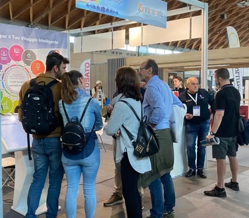 Lo stand CloudVillage in fiera, con il team che presenta il gestionale ai visitatori