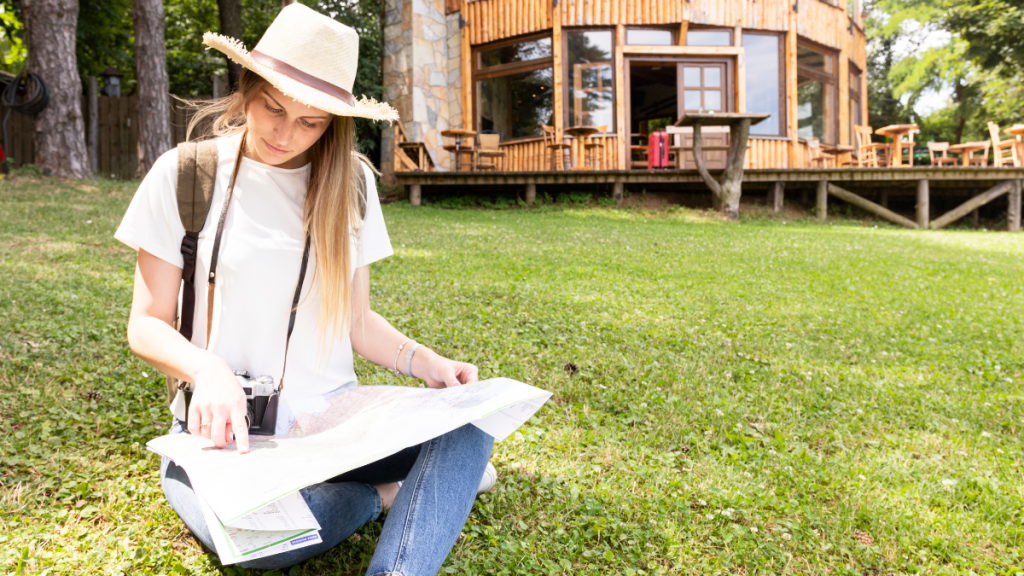 Traveller on grass in looking at map - analisi predittiva