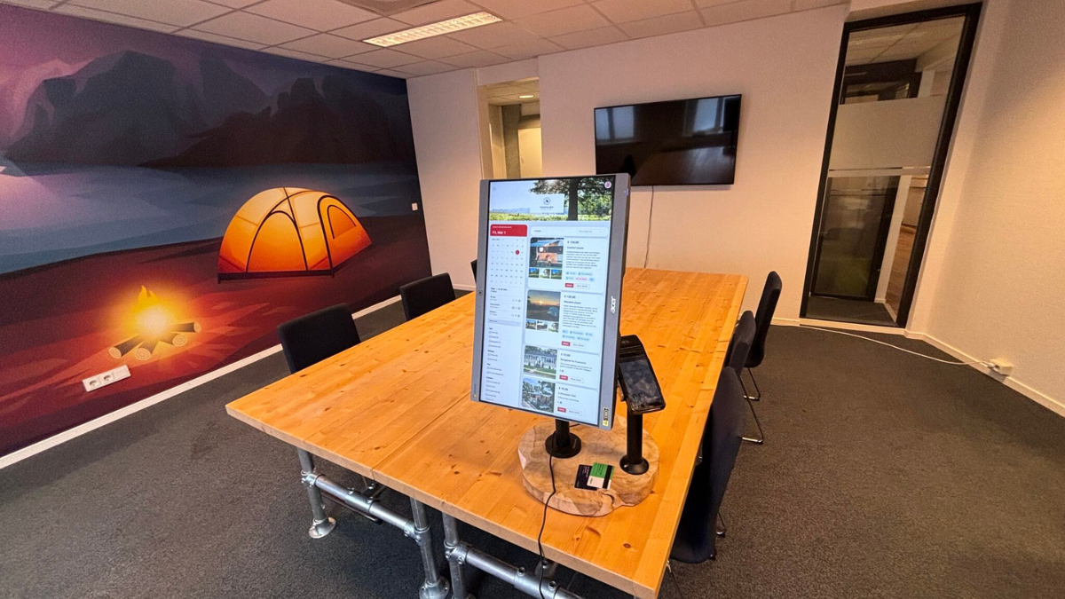 Foto di un chiosco self‑service in reception per check‑in/check‑out automatici