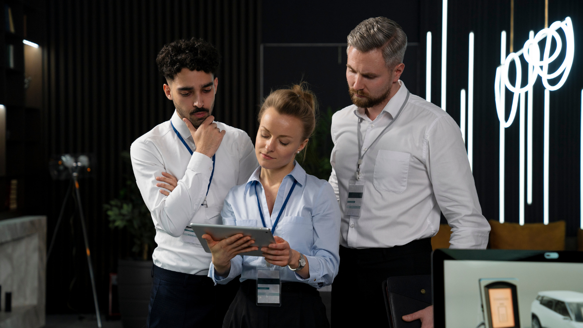 Team hotel che coordina operazioni complesse