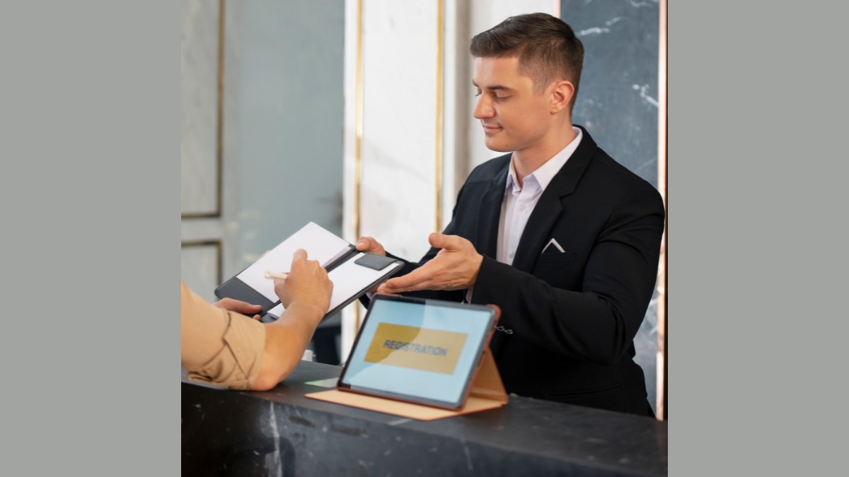 receptionist registra ospiti