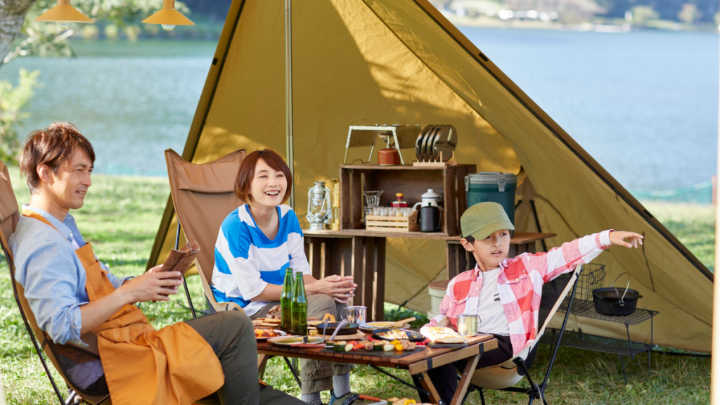 Famiglia felice che fa camping in un villaggio turistico, rappresentando la fidelizzazione clienti nel settore open-air